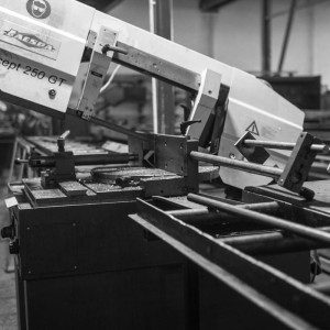 Metallbandsäge der Marke Jaespa, Modell Concept 250 GT, in der Werkhalle von Rewesta Metallbau beim Zuschnitt von Rundmaterial.