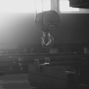 Nahaufnahme eines 5000 kg-Kranhakens in der Werkhalle von Rewesta Metallbau