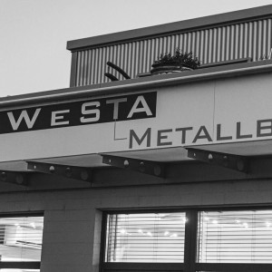 Firmengebäude des Metallbau Rewesta in Düren – Außenansicht mit Firmenlogo und Eingangsbereich