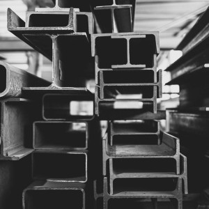 Montageteam beim Einbau eines Balkongeländers auf Baustelle